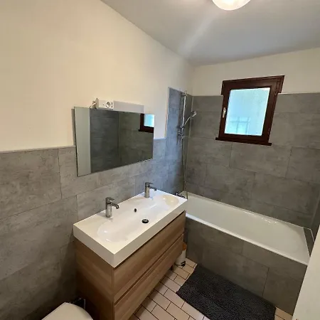 Maison Paisible, 15 Min Du Futuroscope & Arena. Holiday home Fontaine-le-Comte